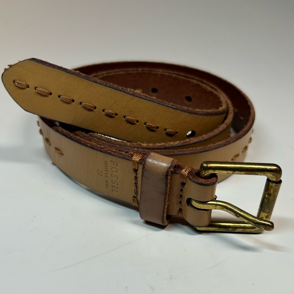 Fossil unisex leather belt, contrast stitching detail, brass buckle.